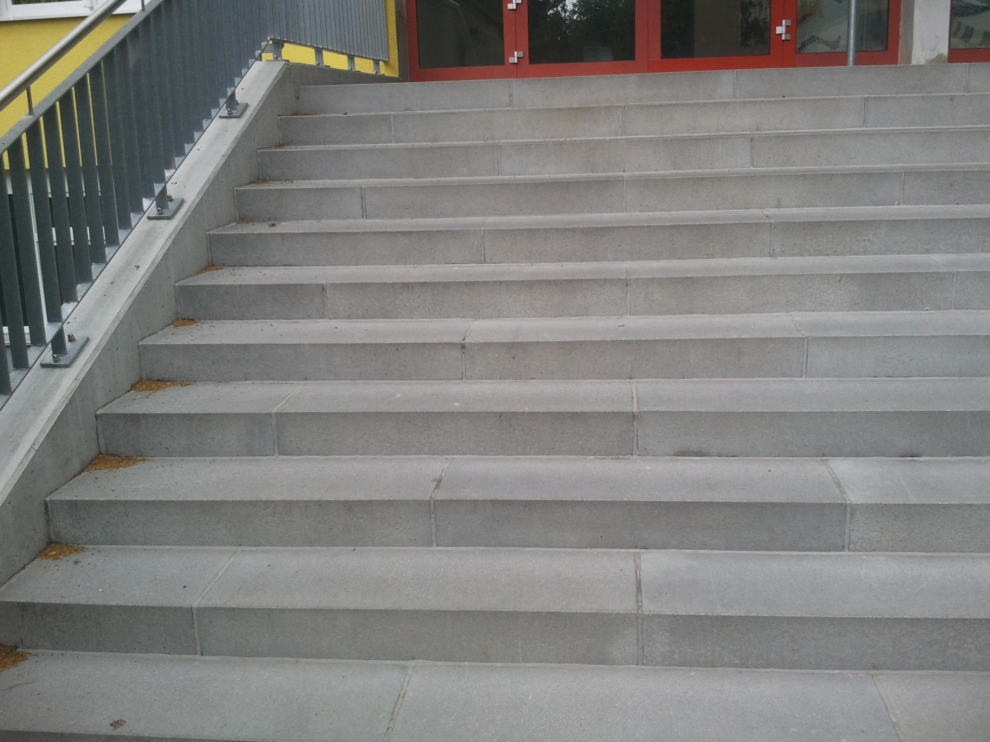 Erneuerung Treppenanlage eines Berliner Schuleingangs fertig